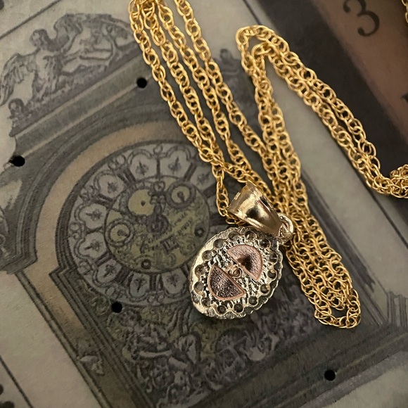 NEW 10kt solid gold Virgin Mary lady Guadalupe oval pendant necklace - Picture 4 of 7